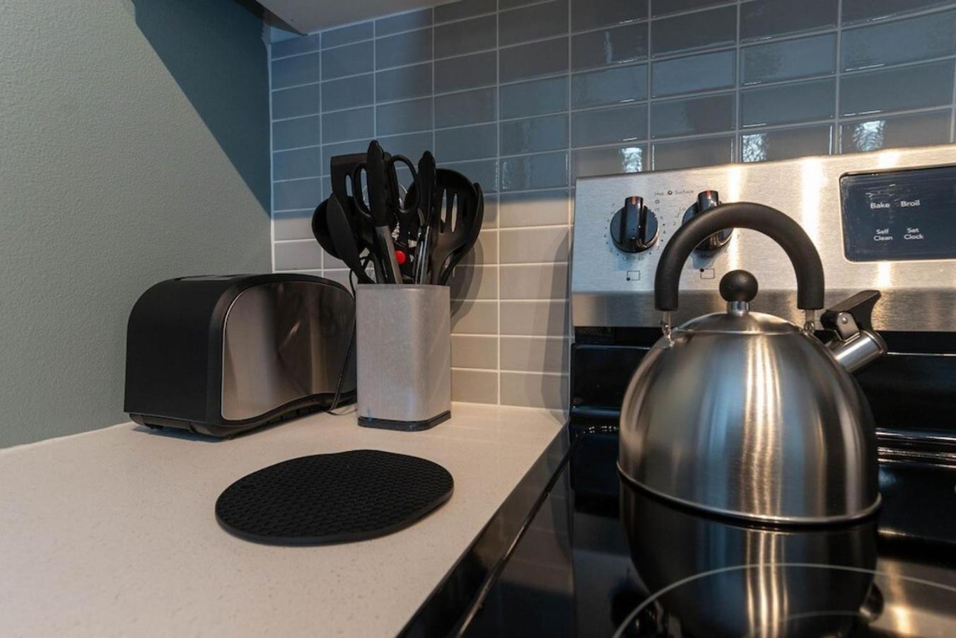 Self Check-In-Washer-Dryer-4Ksmart Tv-King Bed-Gym Такома Экстерьер фото